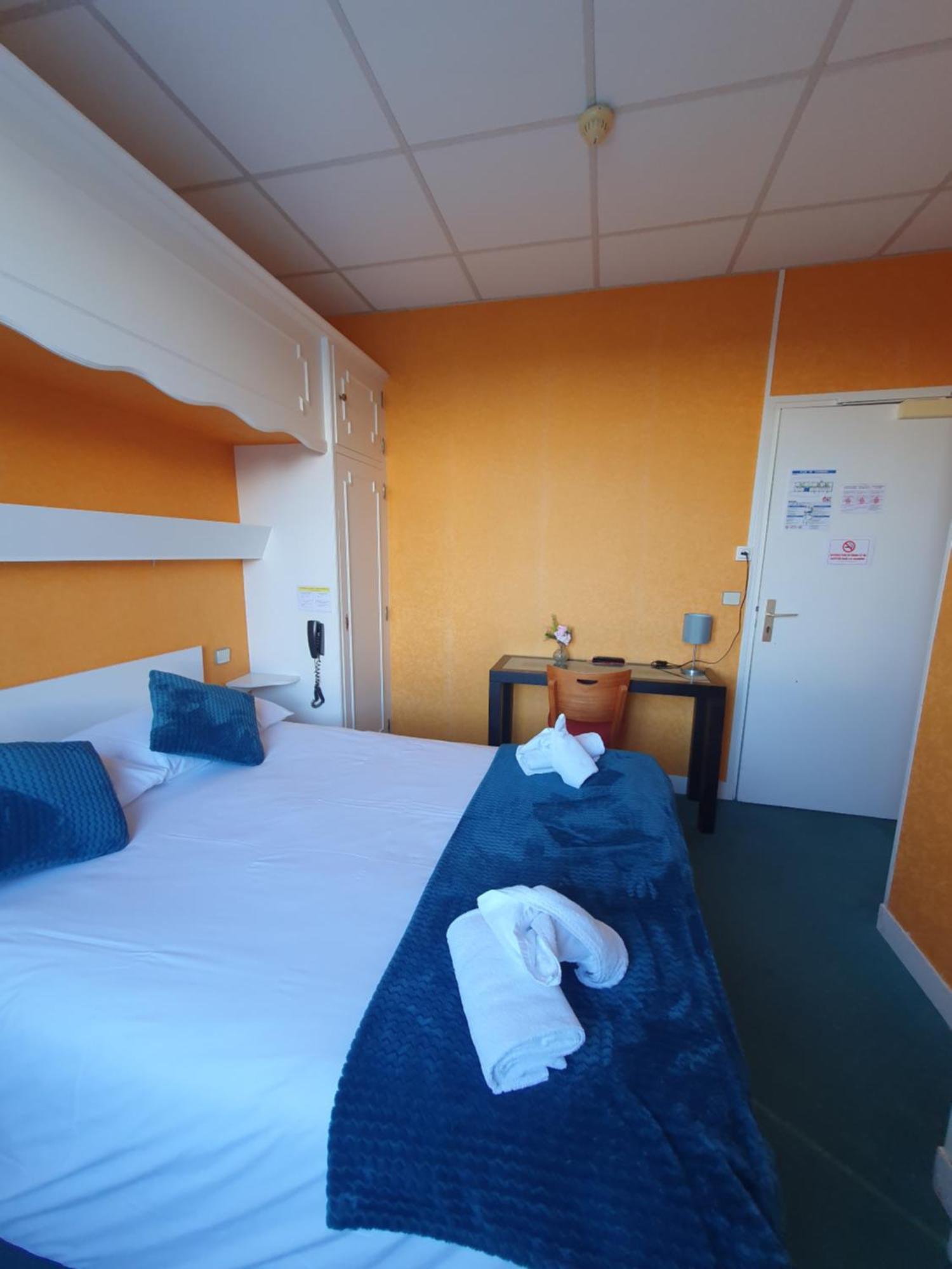 Hotel Le Phare Ouistreham Exterior foto