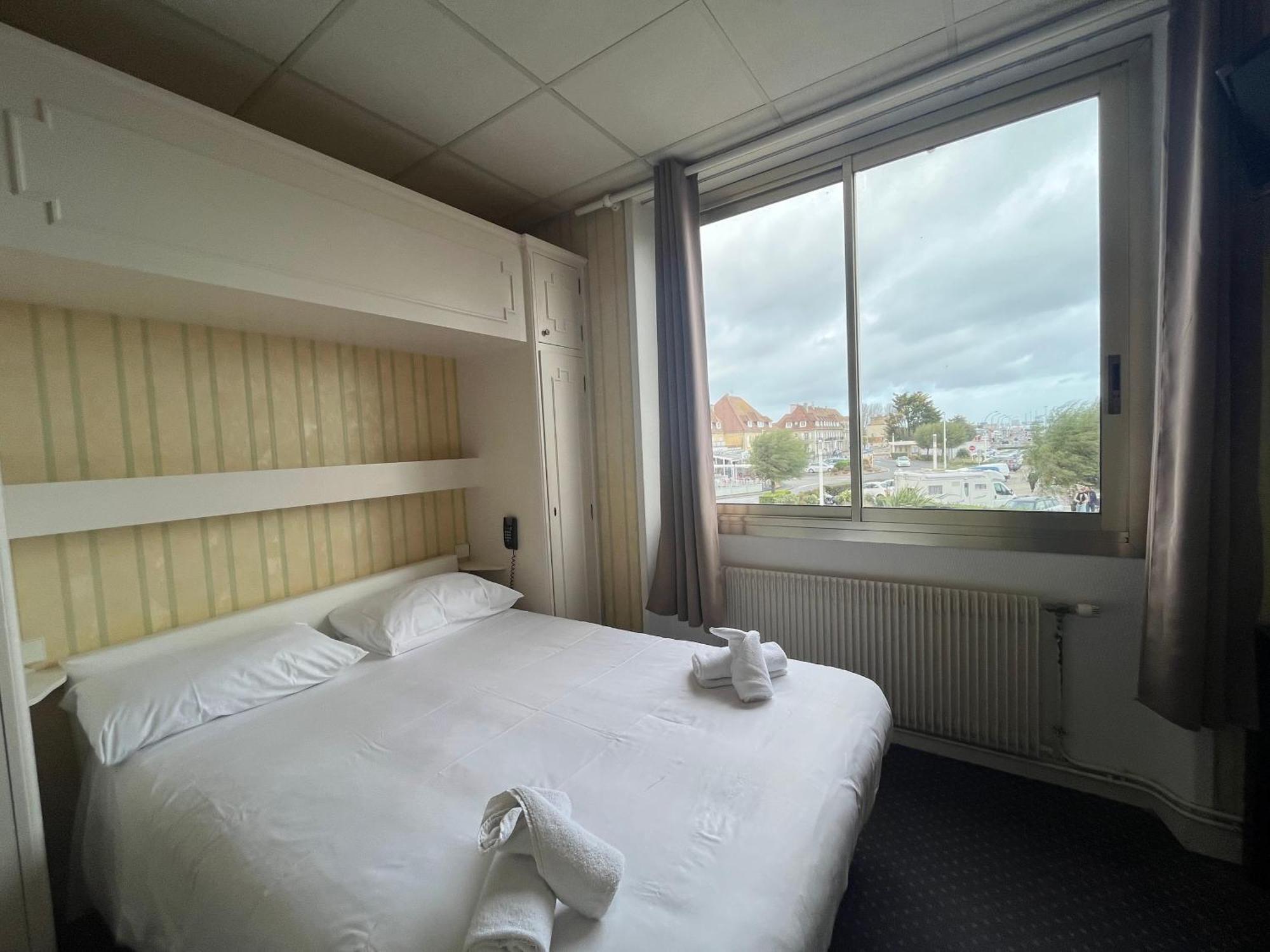 Hotel Le Phare Ouistreham Exterior foto
