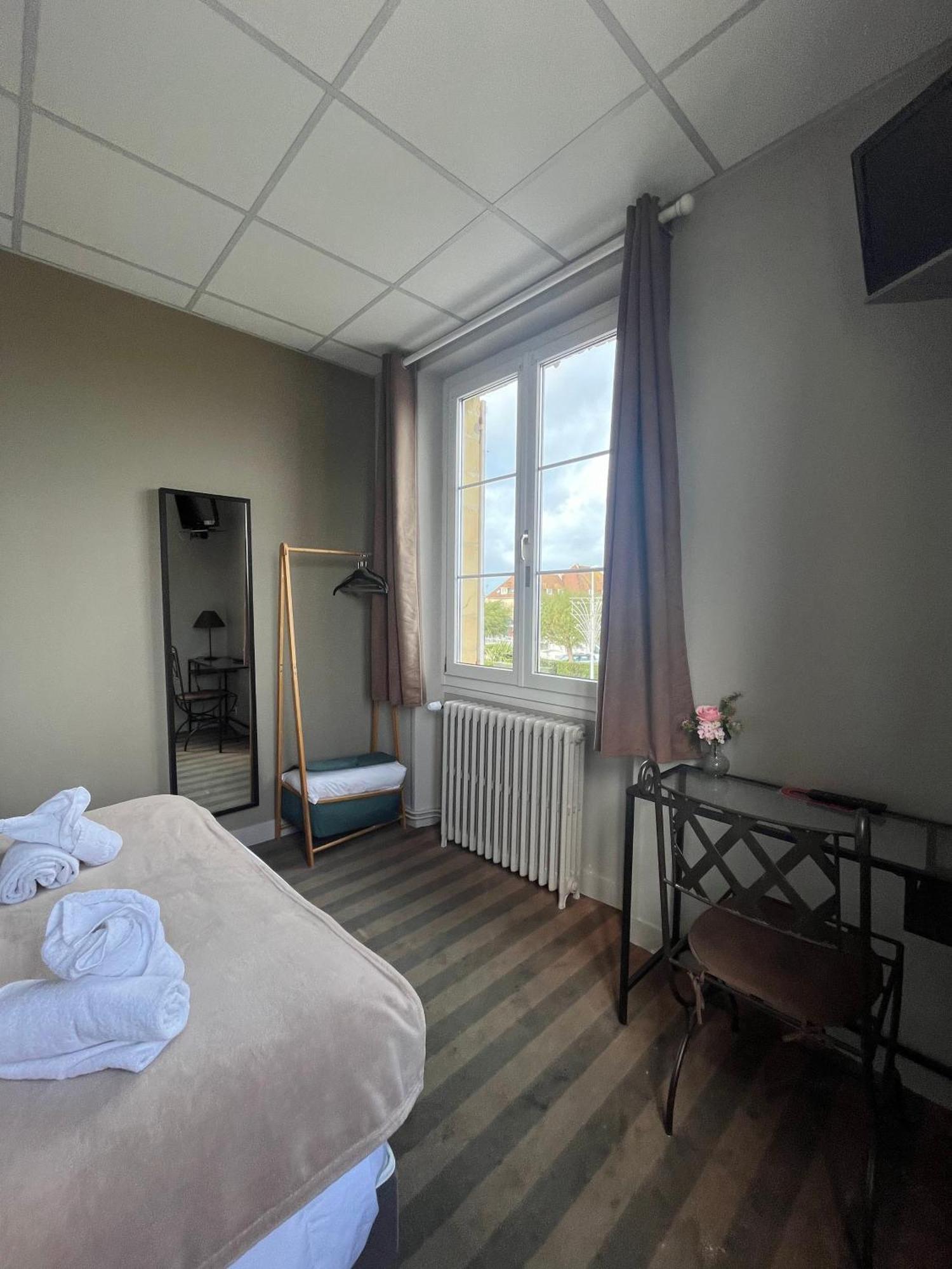 Hotel Le Phare Ouistreham Exterior foto
