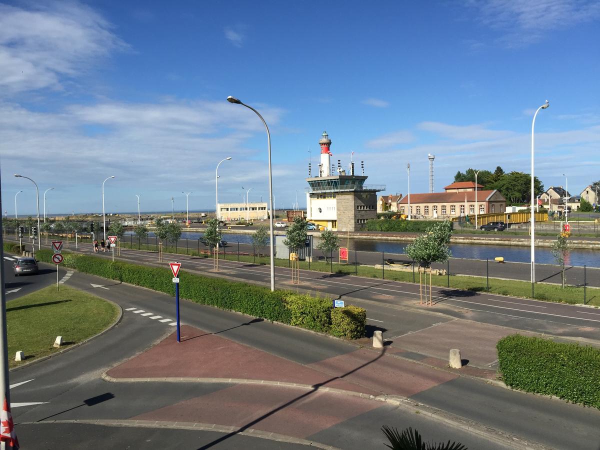 Hotel Le Phare Ouistreham Exterior foto